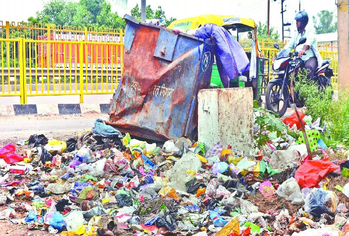Safai Karamcharis on indefinite strike in Delhi