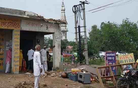 The administrative staff, who went to break the shops due to the protest of the villagers, returned