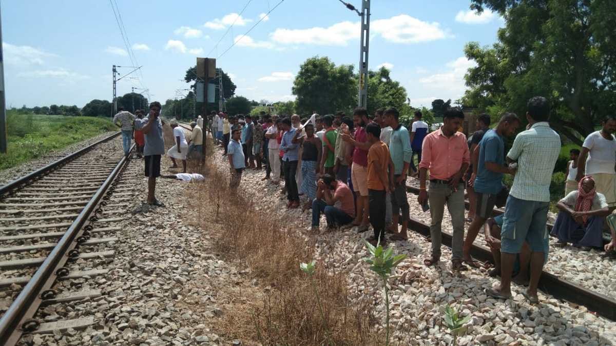 10th girl student dead body found on railway track went school from home in bhadohi