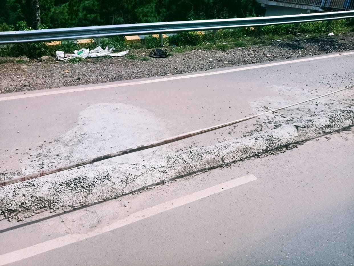 Cracks on Kalka-Shimla NH near Kumarhatti