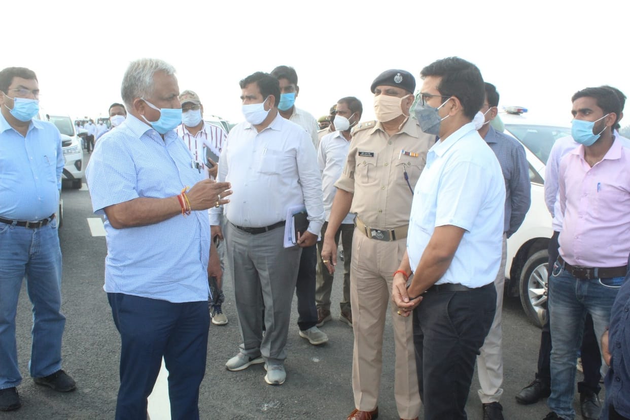 Purvanchal Expressway is ready  and  inaugurate this month by PM narendra Modi upeida CEO awanish awasthi  inspects road in azamgarh