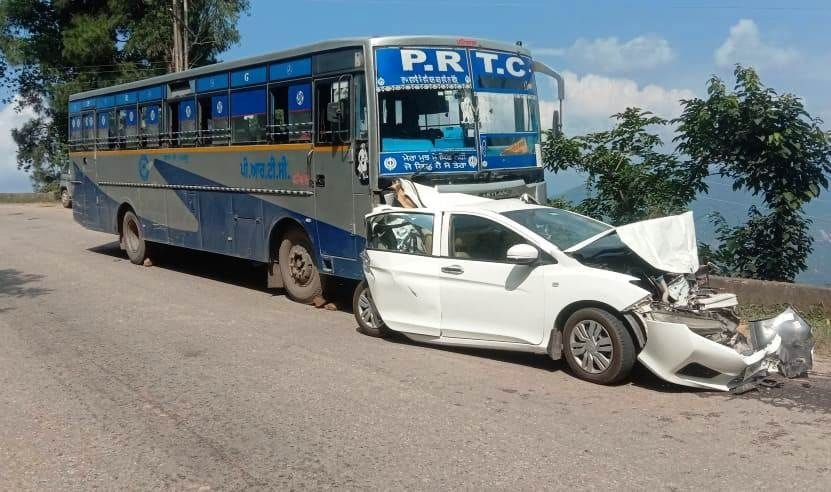 bus hit car in bilaspur
