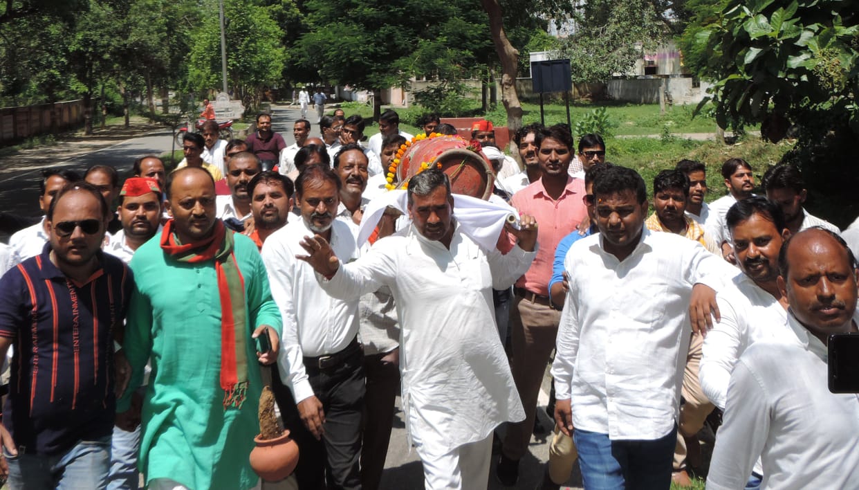 kannauj: sapaiyon ne choolhe par pakaee sabjee, silindar kee nikaalee arthee