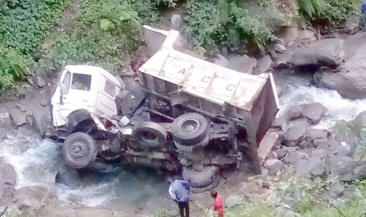 driver-conductor got injured in Tipper accident