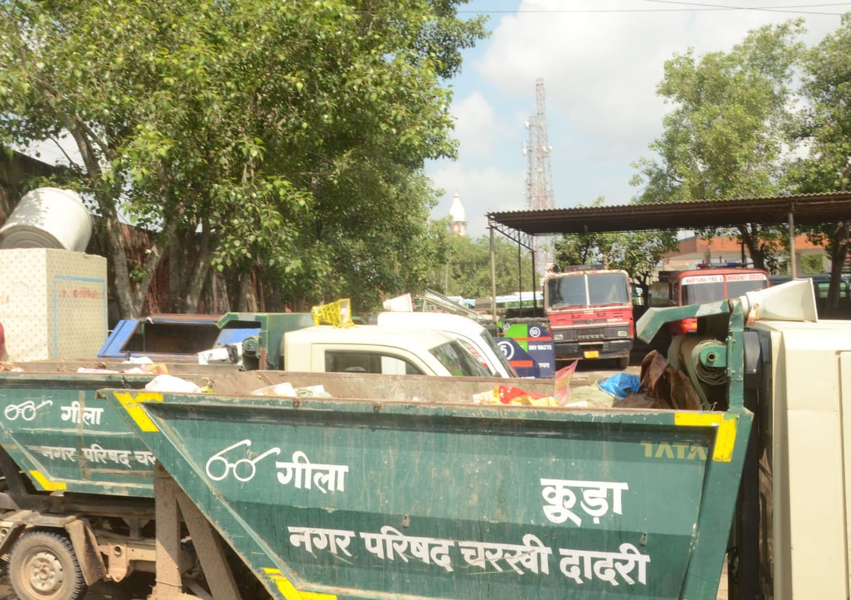 The agency did not allow garbage to be dumped at the dumping yard, vehicles full of garbage parked on the roads