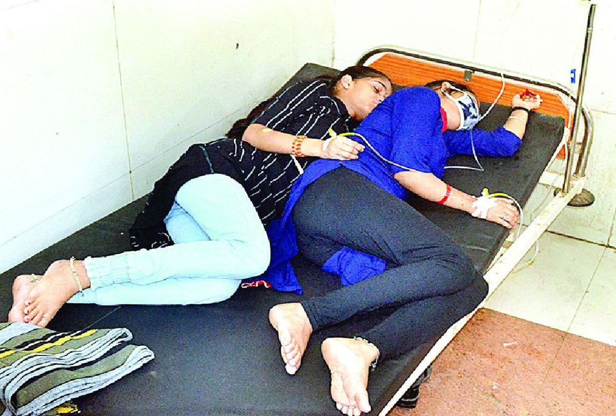 Viral Fever in Firozabad: Mother appealed to the doctor for the treatment of sick daughters