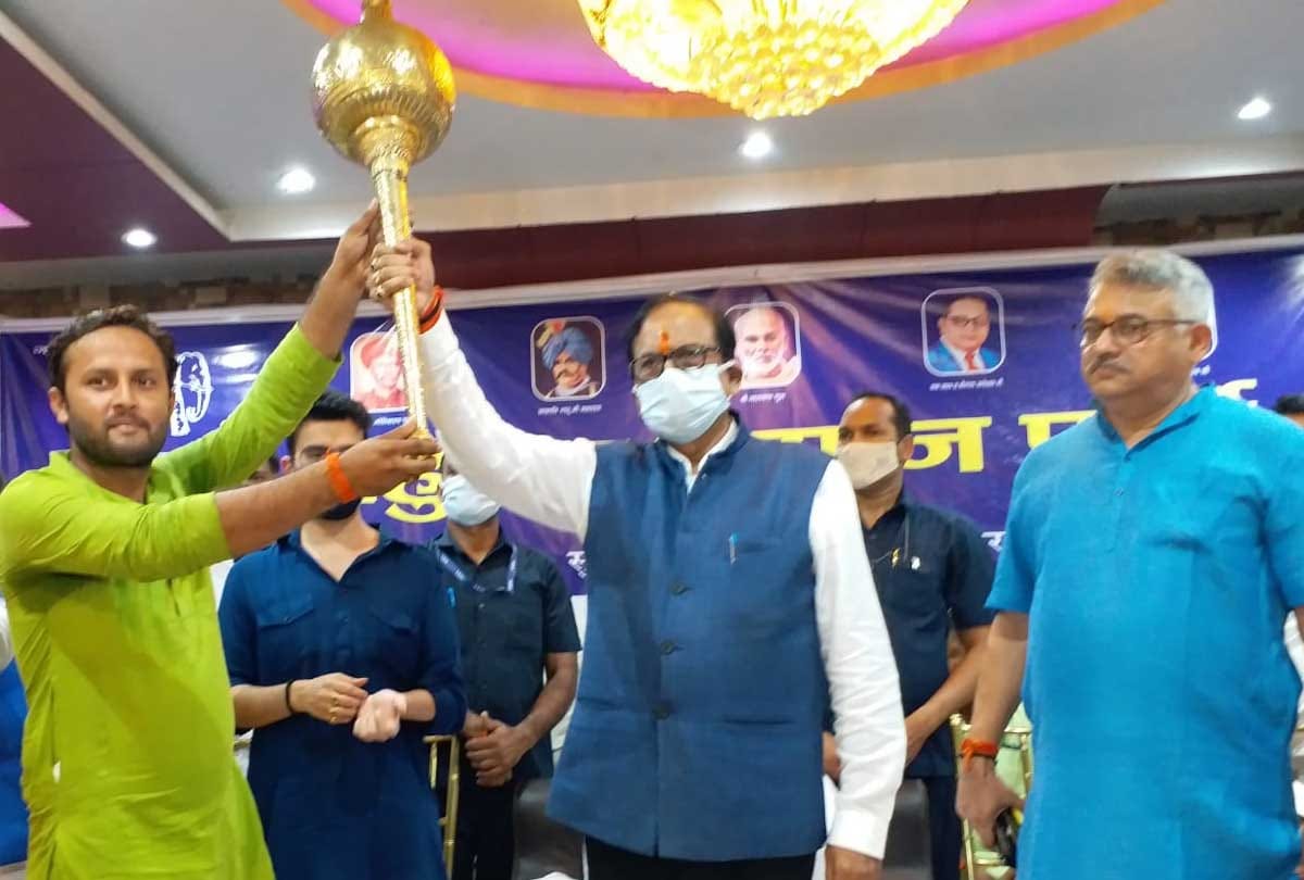बसपा के ब्राह्मण सम्मेलन में पार्टी के राष्ट्रीय महासचिव सतीश मिश्रा