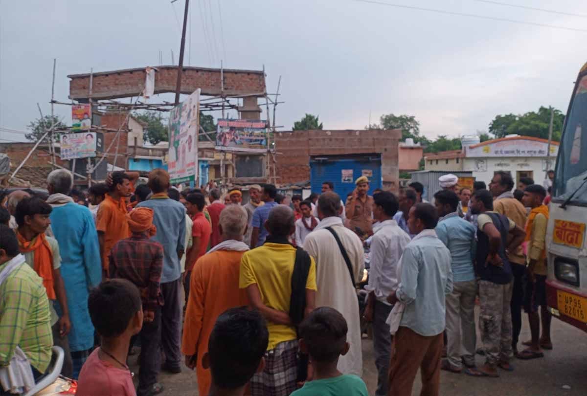 Banda: Troubled farmers blocked the road due to non-availability of fertilizers, created a ruckus