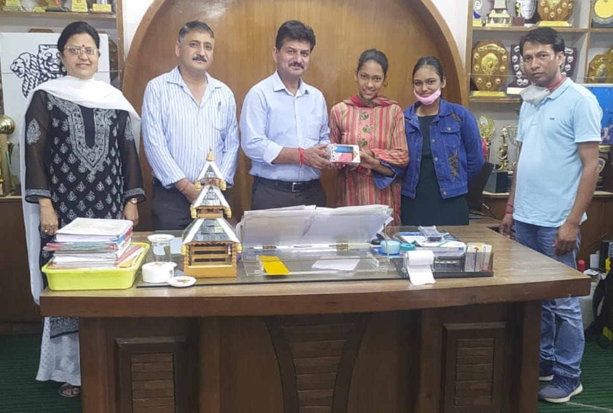 teacher day 2021: kullu teacher distributed mobile phones to students