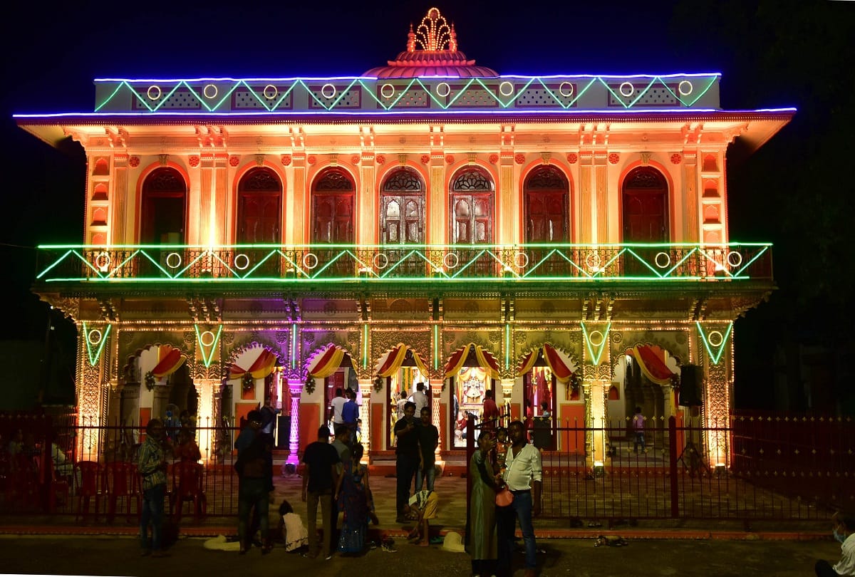 Festivals in temples on the sixth day of Janmashtami, mobiles, carromboards in toys on Shri Krishna's cradle