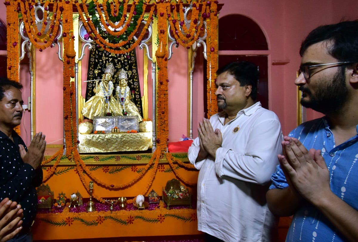 Festivals in temples on the sixth day of Janmashtami, mobiles, carromboards in toys on Shri Krishna's cradle