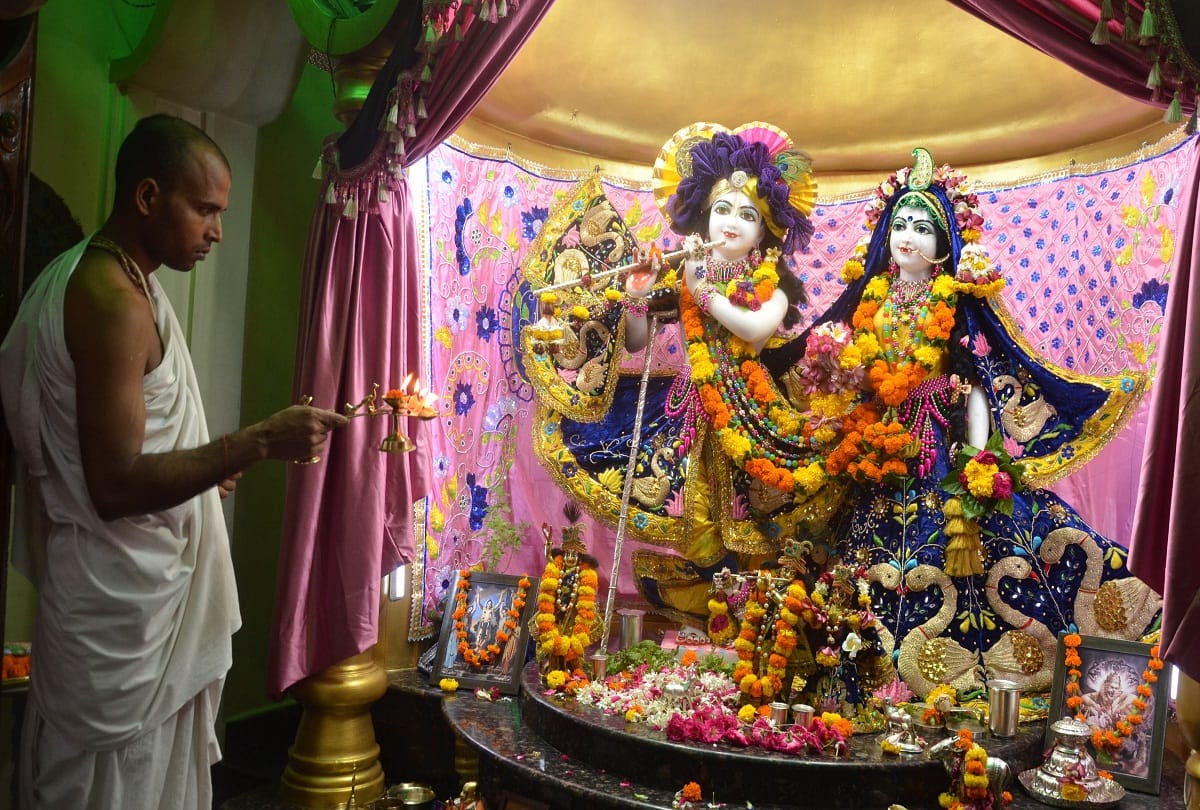 Festivals in temples on the sixth day of Janmashtami, mobiles, carromboards in toys on Shri Krishna's cradle
