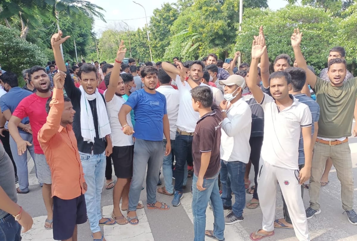 Students protest in Lucknow University for issues.