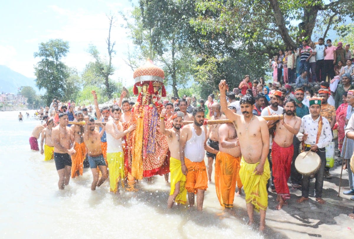 Kullu: Hundreds of devotees took a shahi bath at Manikarn, Jiya and Tandi Sangam on beeis Bhado