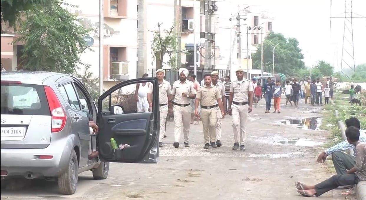 Police searched 800 flats of Housing Board for 2 hours in search of suspects