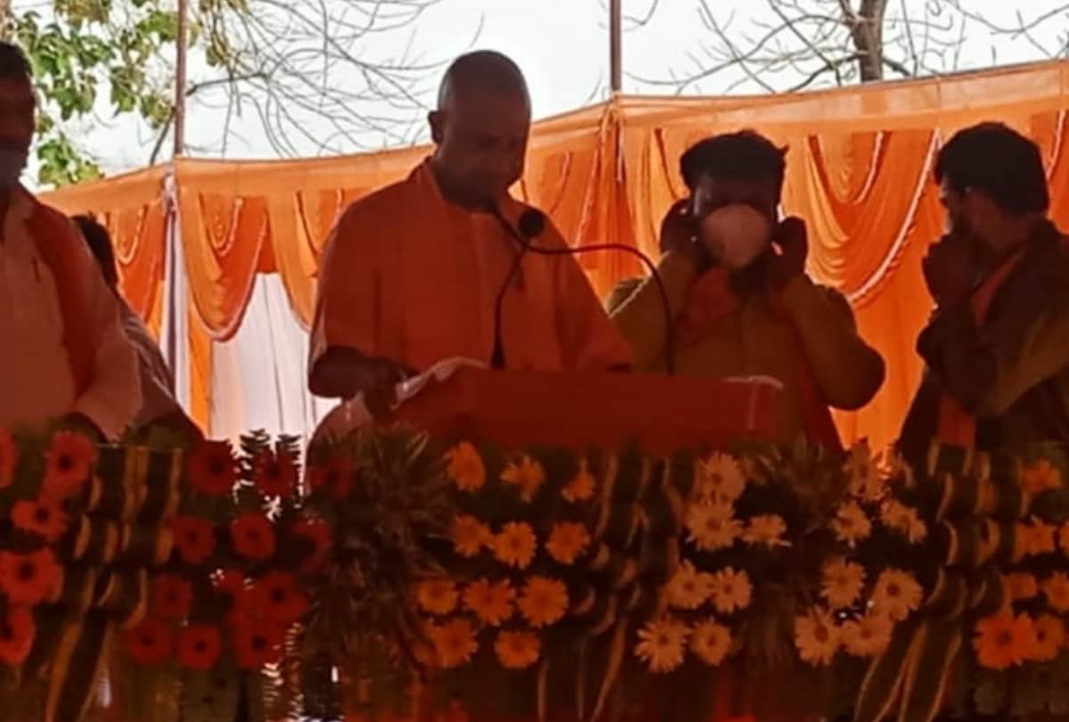 CM Yogi Adityanath did gauseva in balrampur.