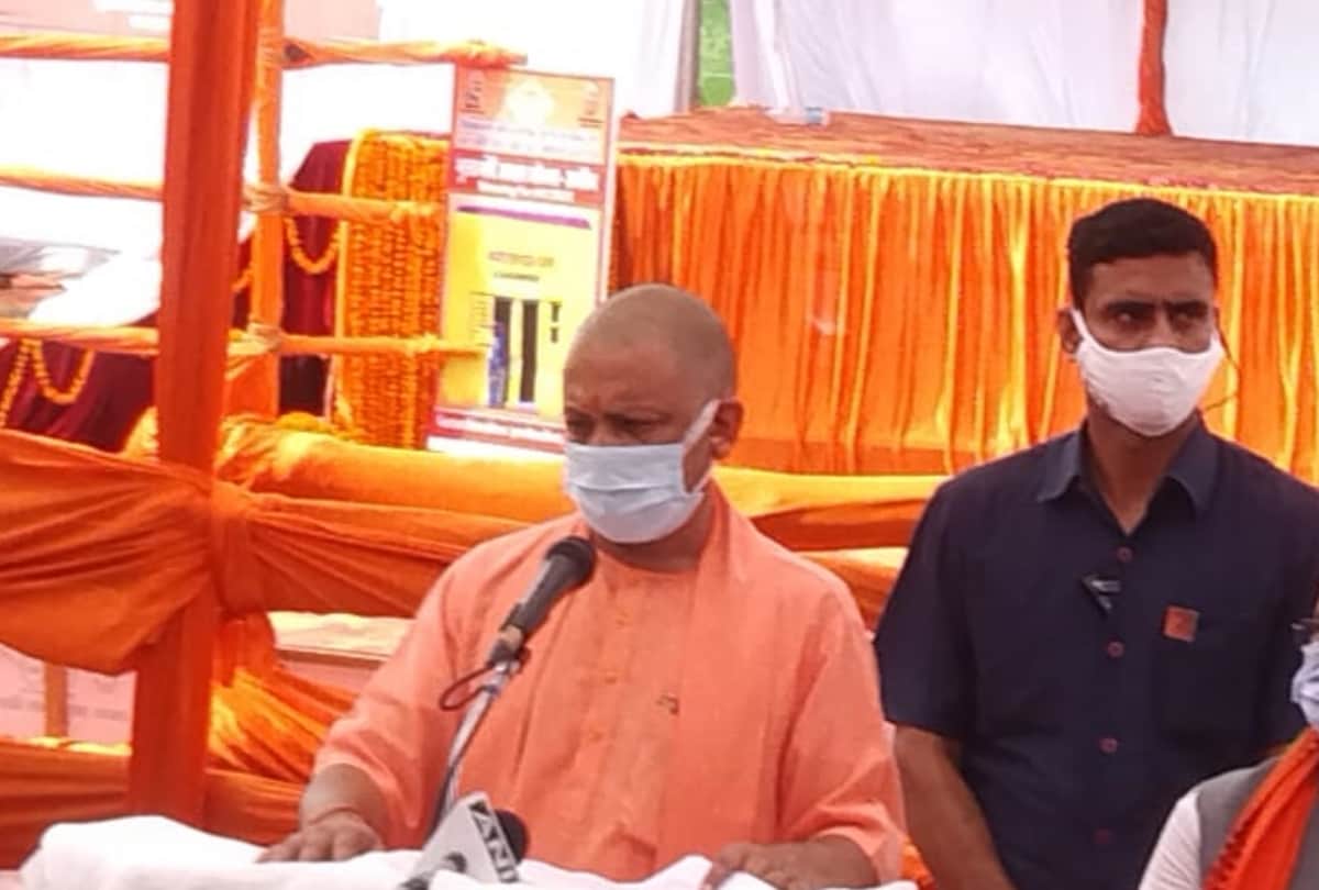 CM Yogi Adityanath did gauseva in balrampur.