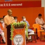 वाराणसी में प्रबुद्धजनों से संवाद करते सीएम योगी
