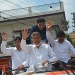 पूर्व मुख्यमंत्री हरीश रावत हाथ हिलाकर लोगों का अभिवादन किया