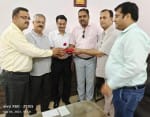 शामली में शिक्षक अनुराग शर्मा को सम्मानित करते मानव मौलिक अधिकार एसोसिएशन के सदस्य