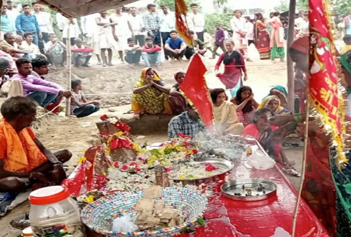Shahjahanpur: Shivling and human skeleton with idols found in the field