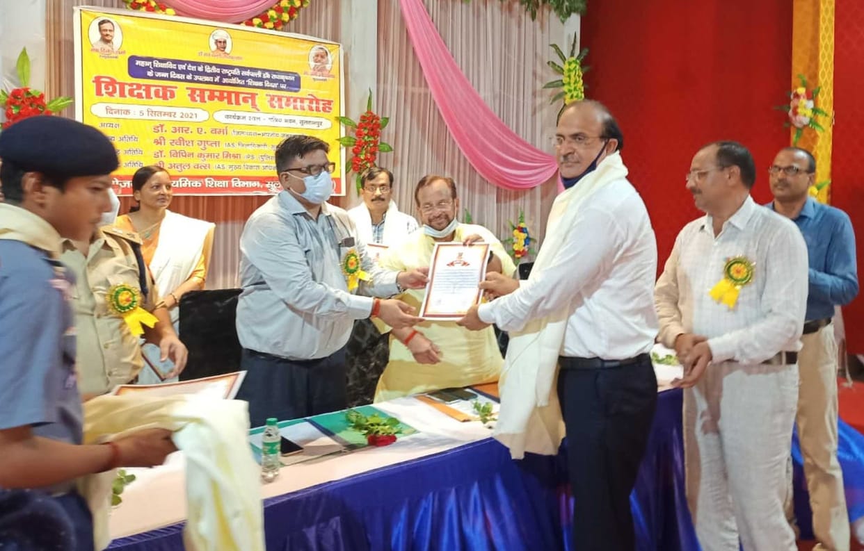 Honor ceremony organised for teachers on teacher's day