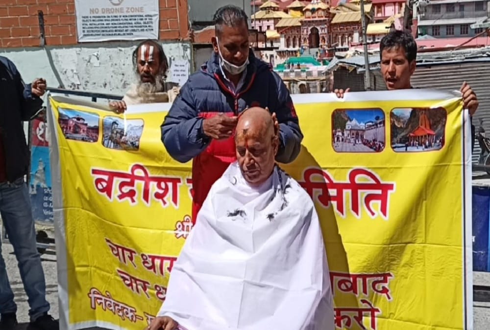 Chardham Devasthanam Board: Priest Doing Mundan Sanskar against not open char dham yatra