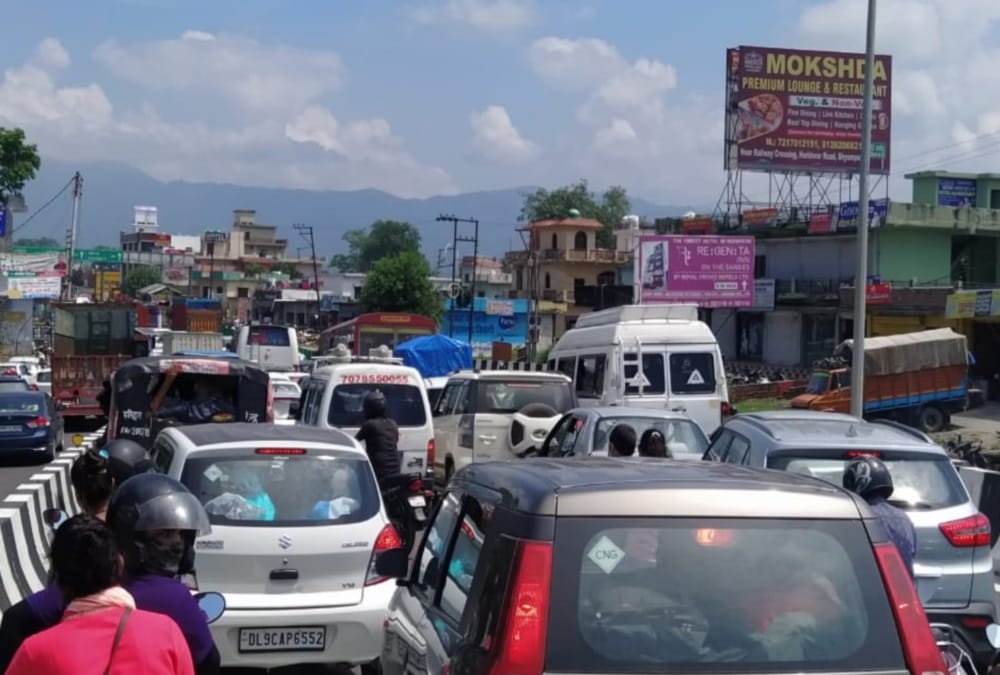 Rishikesh News: Tourist Rush and Heavy Traffic Jam on Weekend photos