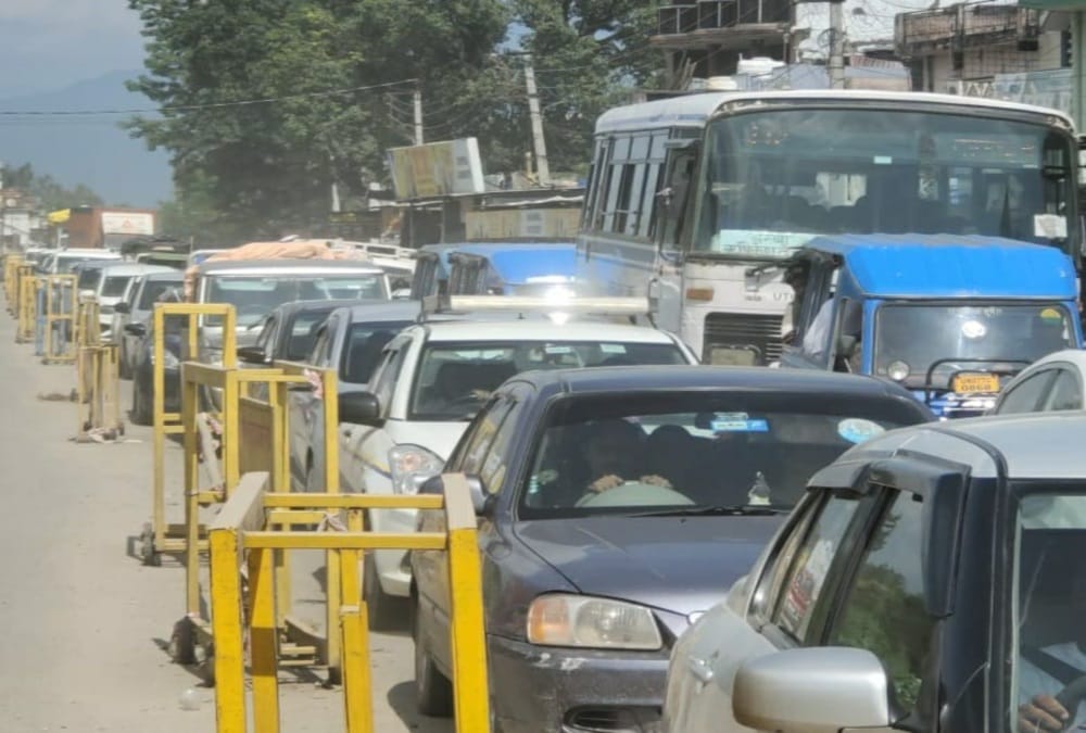 Rishikesh News: Tourist Rush and Heavy Traffic Jam on Weekend photos