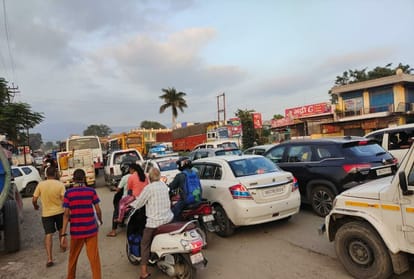 ऋषिकेश में जाम में फंसे वाहन