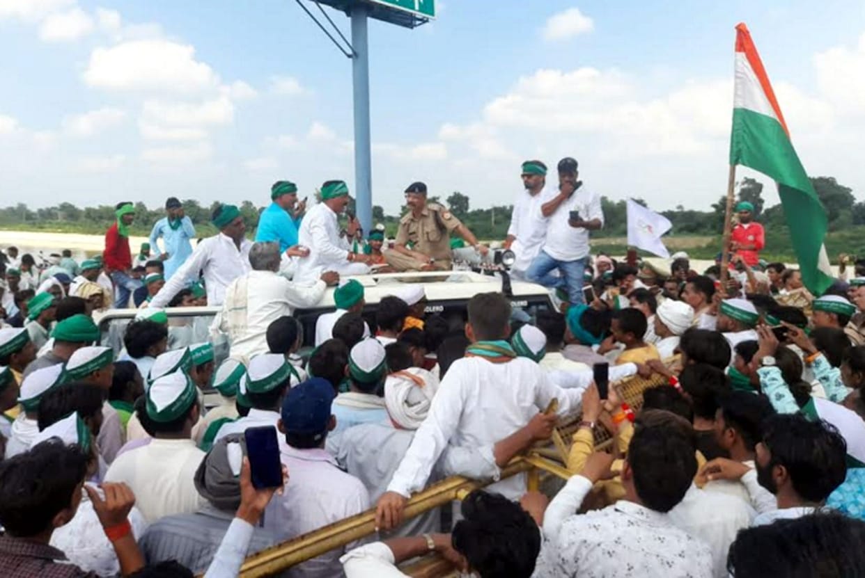 Farmers took to the streets, police stopped the protesters by putting up barriers