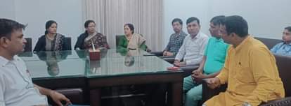 पानीपत। अमर उजाला की तरफ से आयोजित संवाद के दौरान आपस में बातचीत करते हुए शिक्षक।