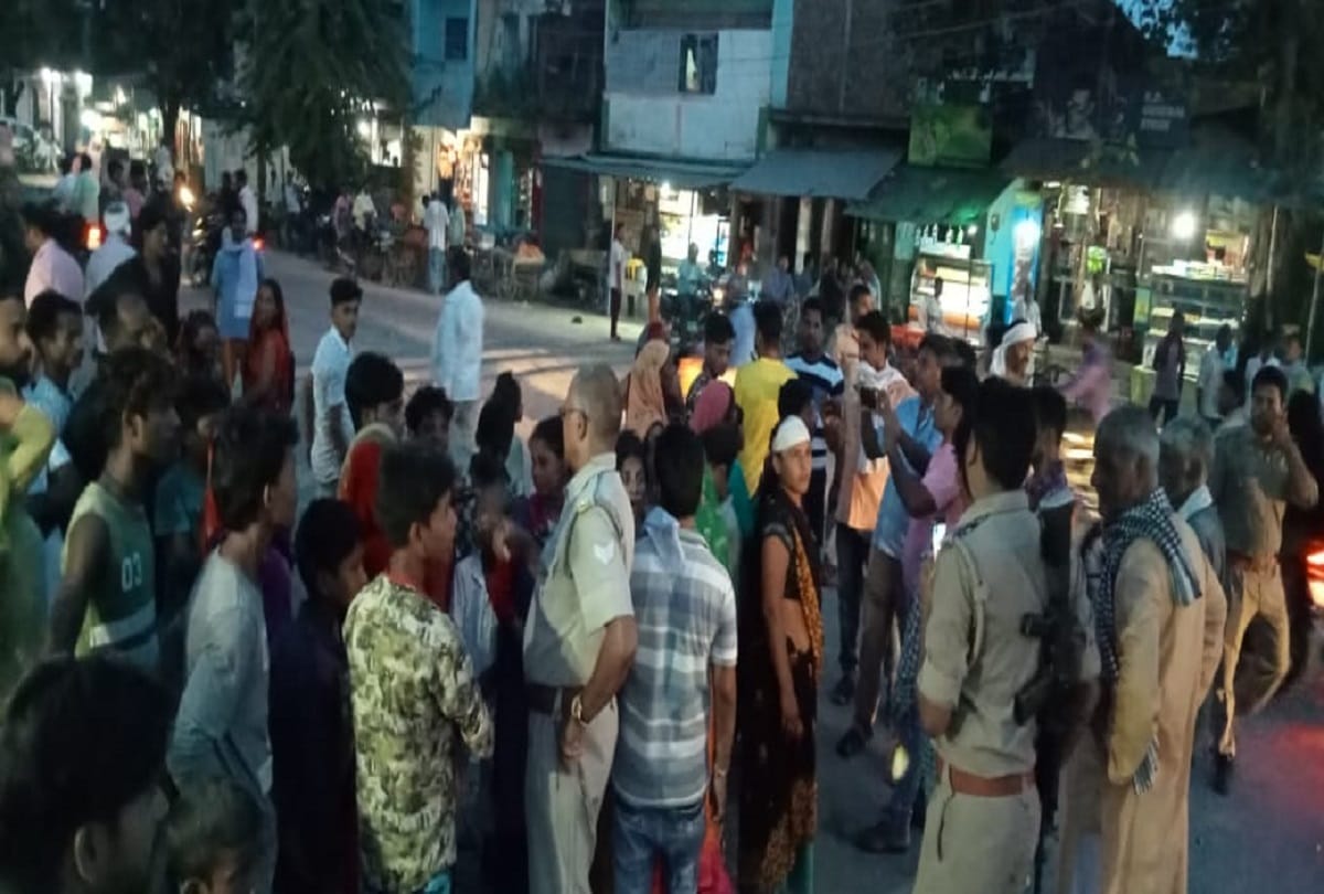 angry Villagers protest in front of police chowki against azamgarh police tandav in village force reached in large numbers