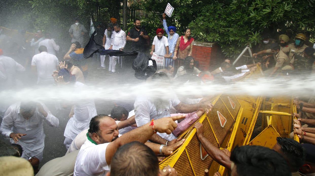 Water cannon ran on leaders going to gherao Punjab and Haryana CM, many injured