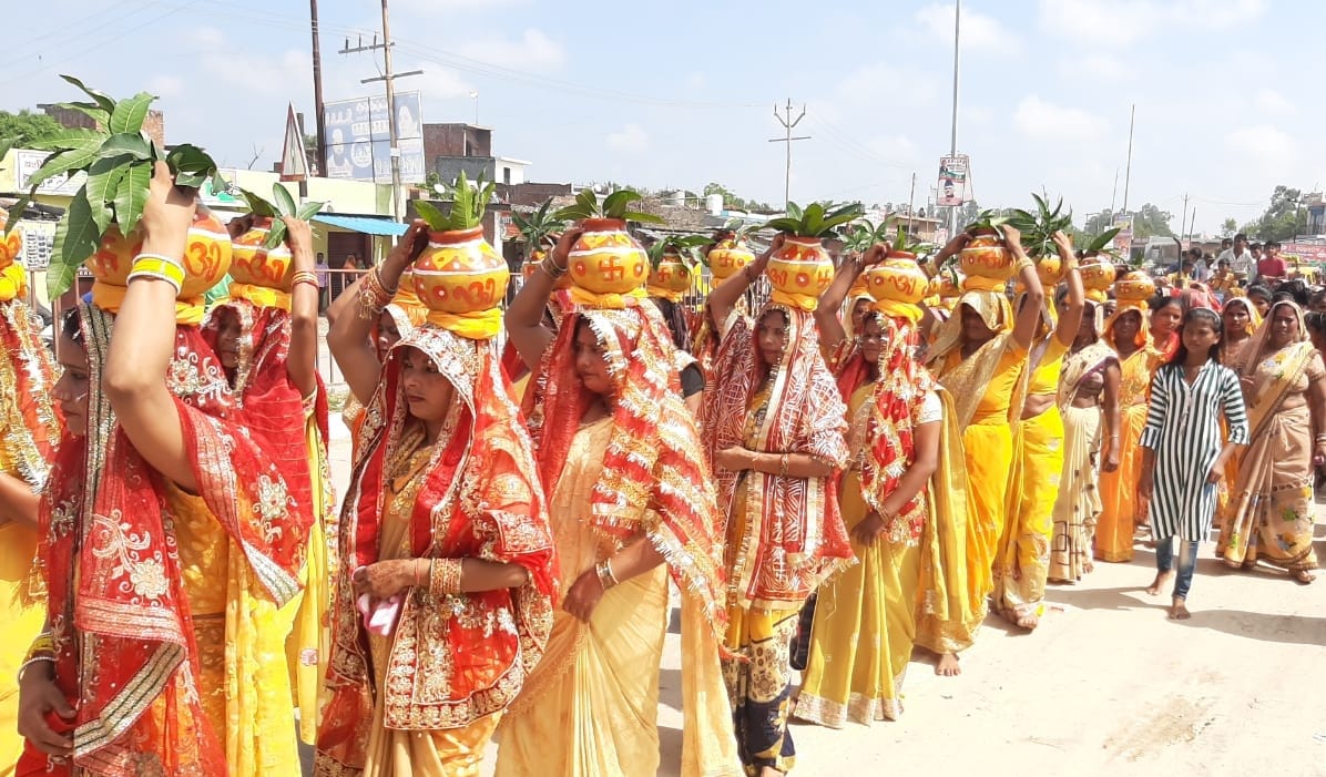 Women took out Kalash Yatra in the village