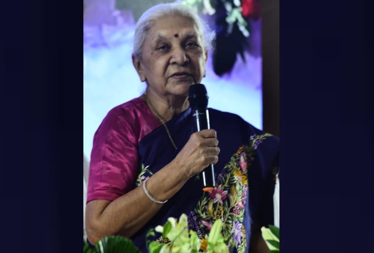 UP governor Anandi Ben Patel inaugrates blood donation camp.