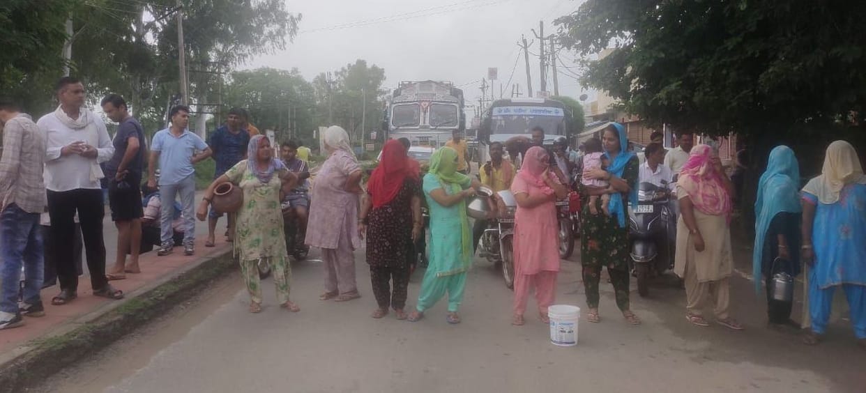 Angry people blocked the problem of drinking water