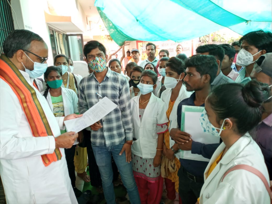 Sonbhadra: Contract workers met MLA, sought extension, expressed dissatisfaction over termination of service