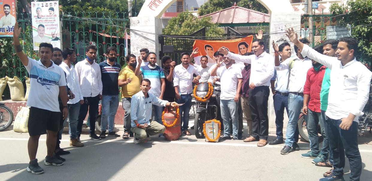 Youth Congress workers protested against rising inflation, raised slogans