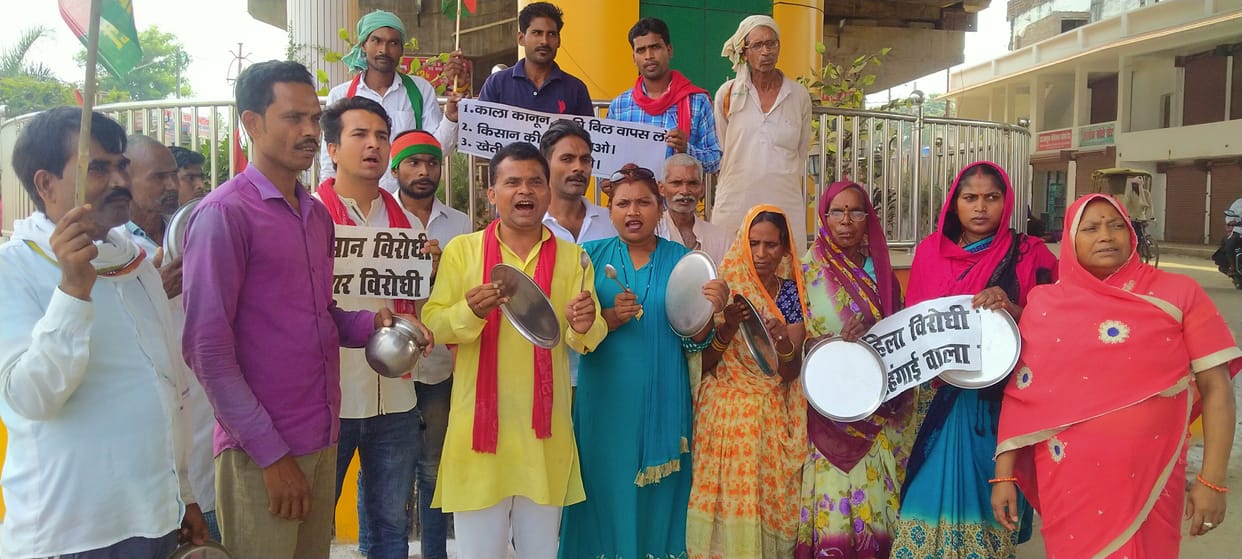 Sonbhadra: On rising inflation, the people played a plate, protested at Swarna Jayanti Chowk.