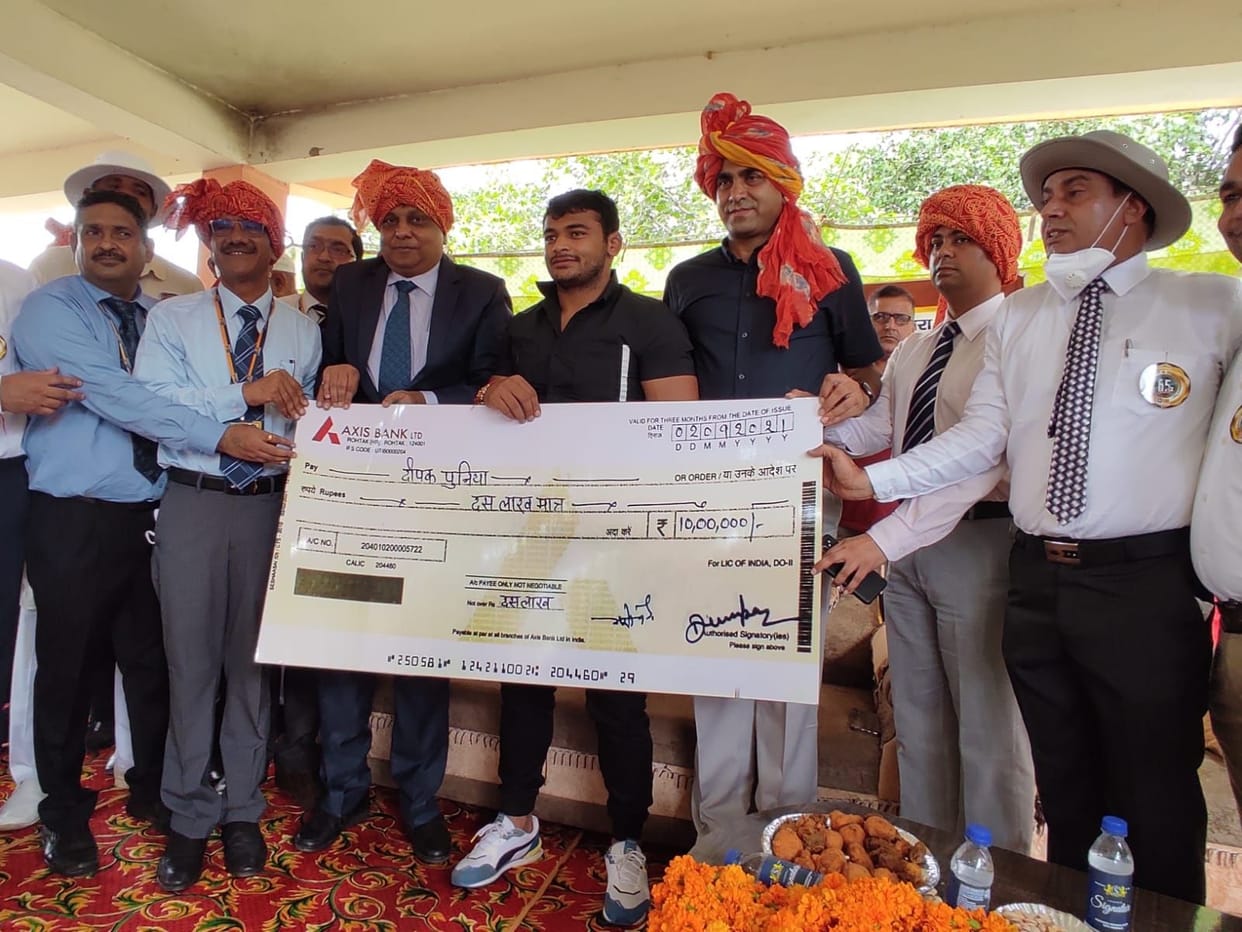 lic given ten lakh rupeese chake olmpiyan deepak punia