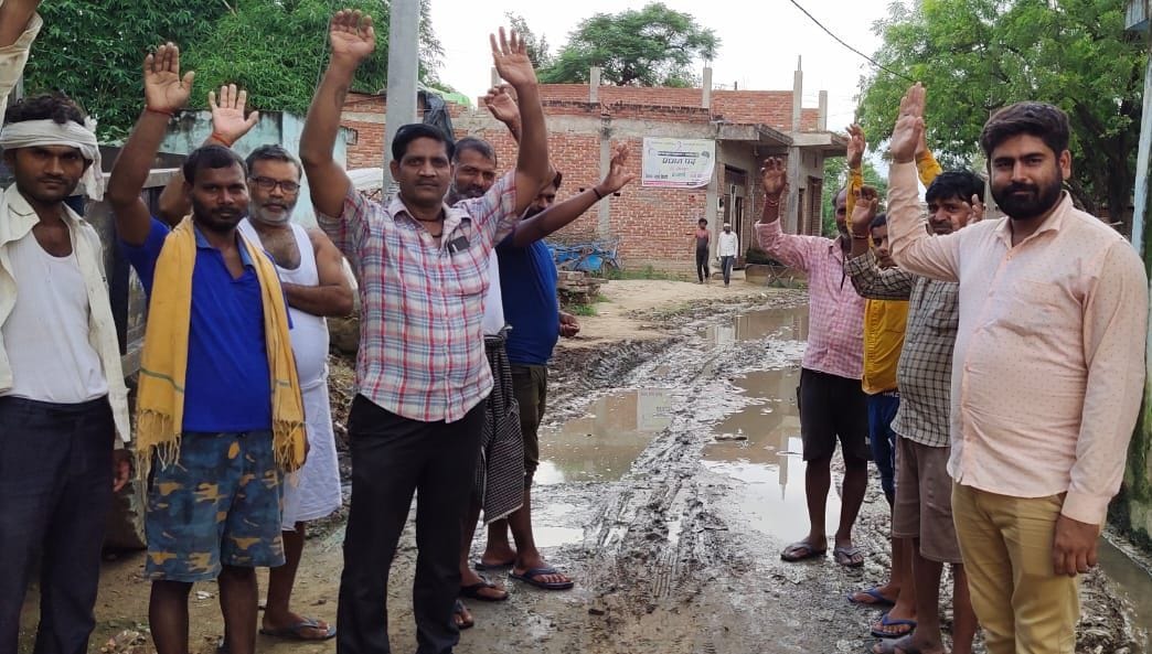 sadak mein gaddhe, gaanv ke logon ne kiya pradarshan