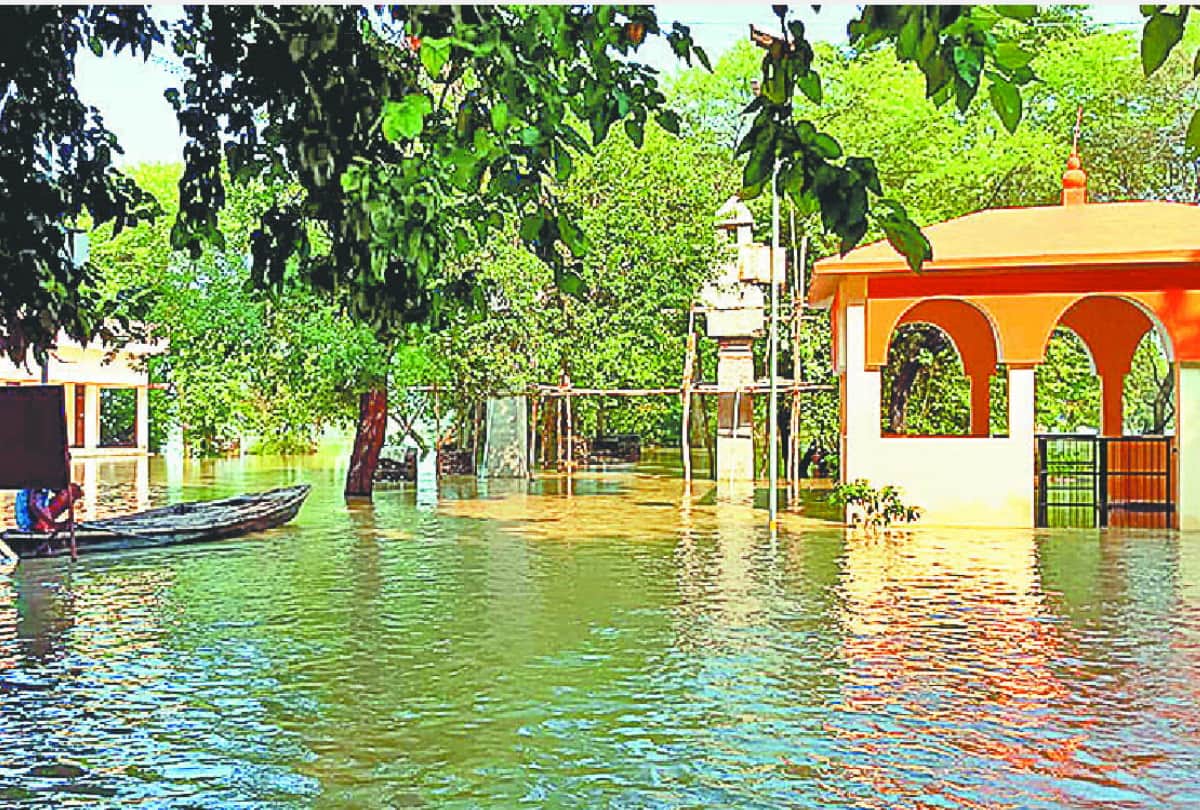 Flood of deoria Water filled in Devraha Baba ashram