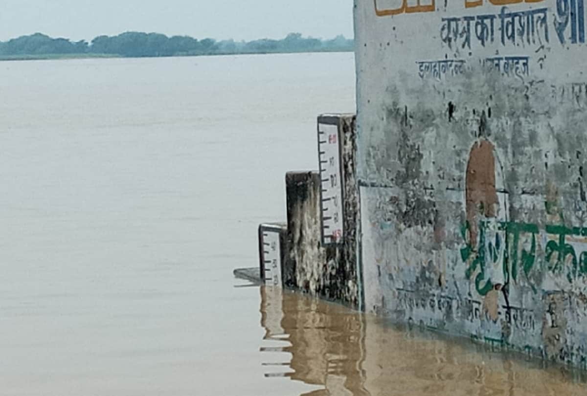 Flood of deoria Water filled in Devraha Baba ashram