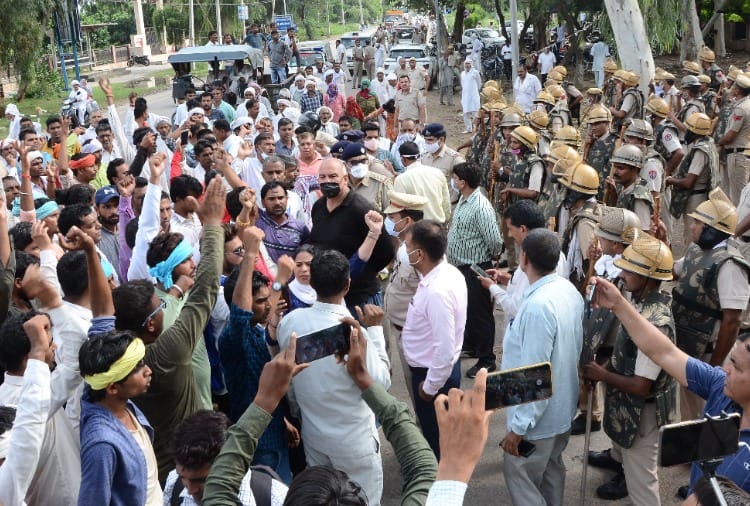 Relatives demonstrated outside mini secretariat along with dead body In Bhiwani