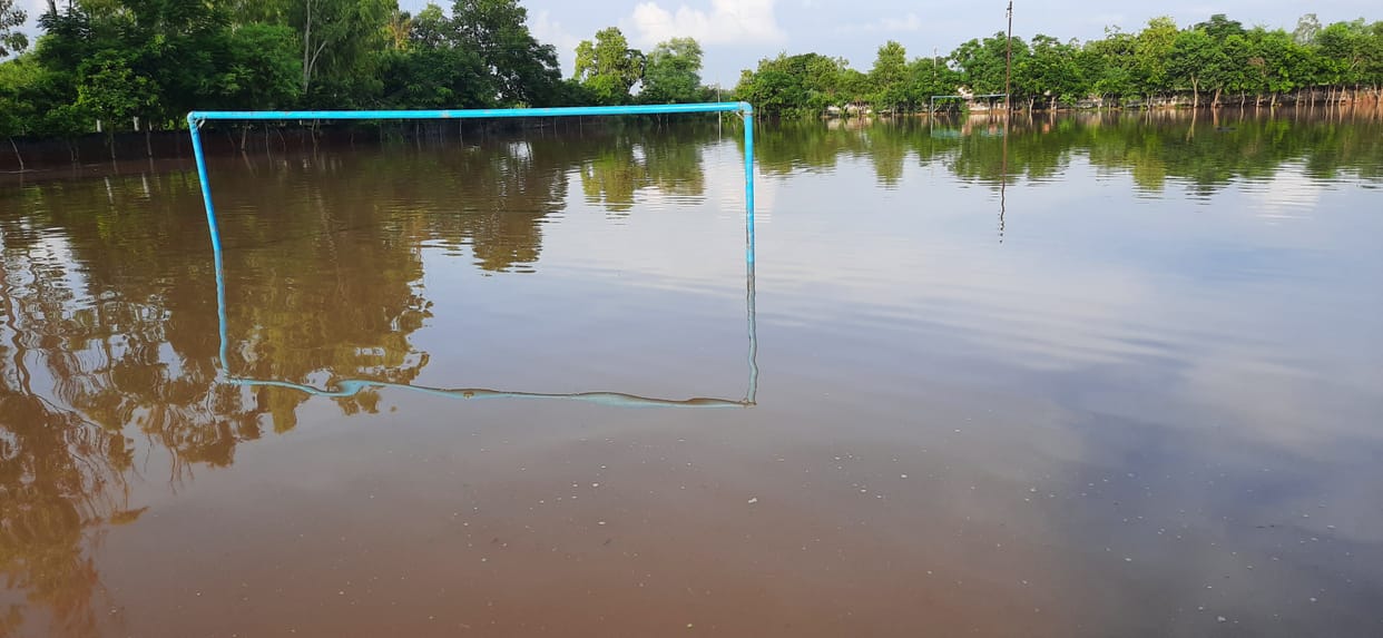 Pond overflows in five villages, water filled up to four feet in Baijalpur's stadium