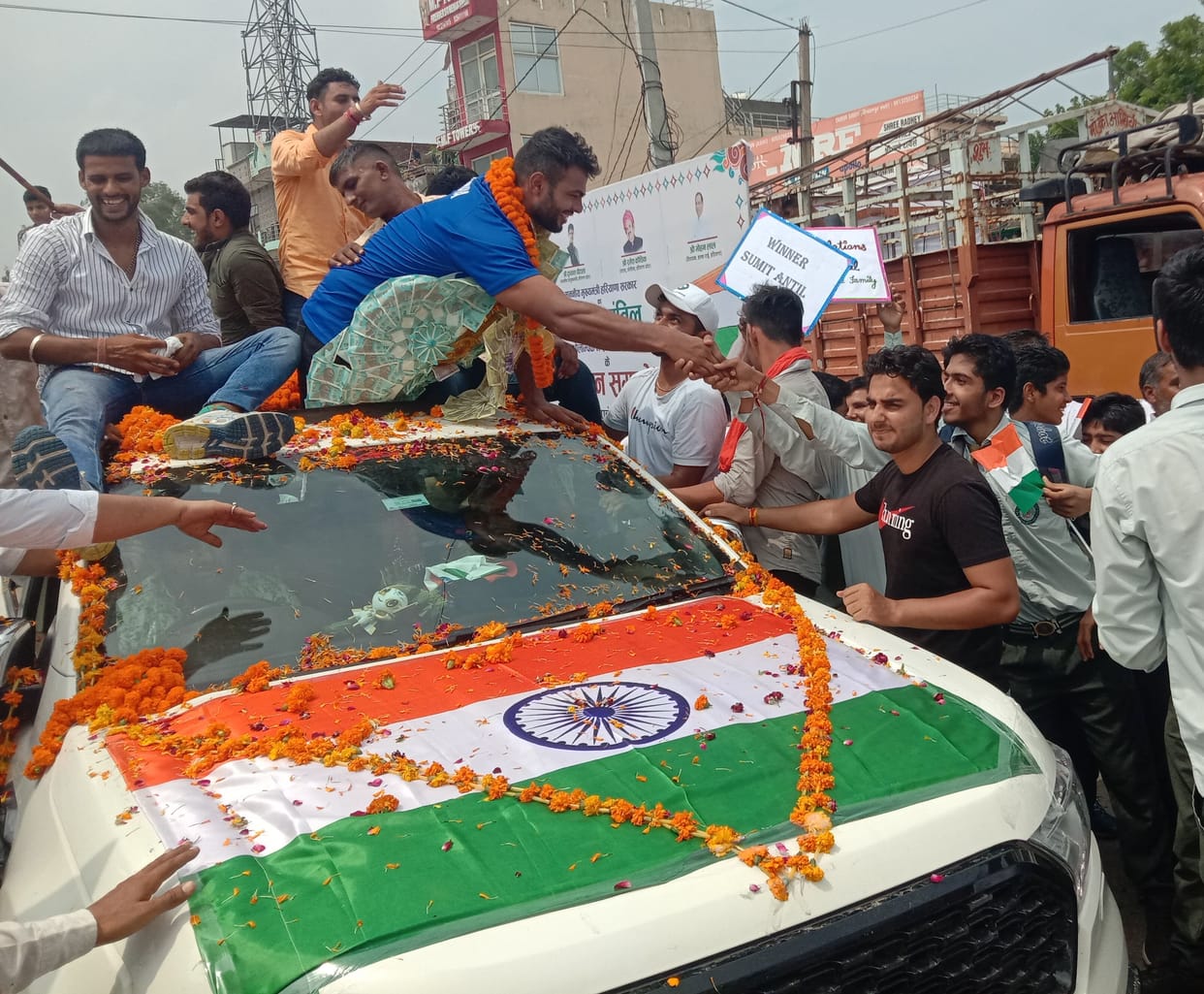 Villagers gathered to welcome the beloved Sumit, there was flower shower at 25 places