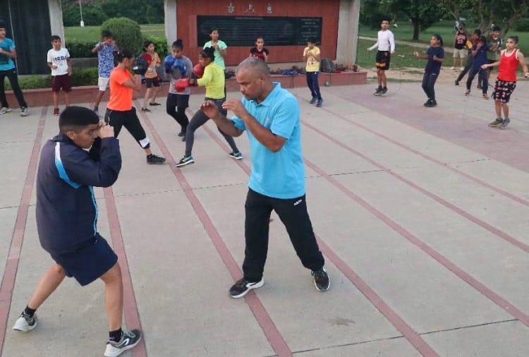 Punjab Police ASI Joginder Singh teaching Boxing to Needy Children in Chandigarh