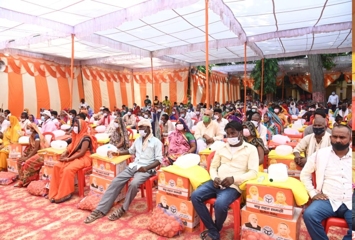 CM Yogi Adityanath shared pain by meeting of flood affected people in Gorakhpur