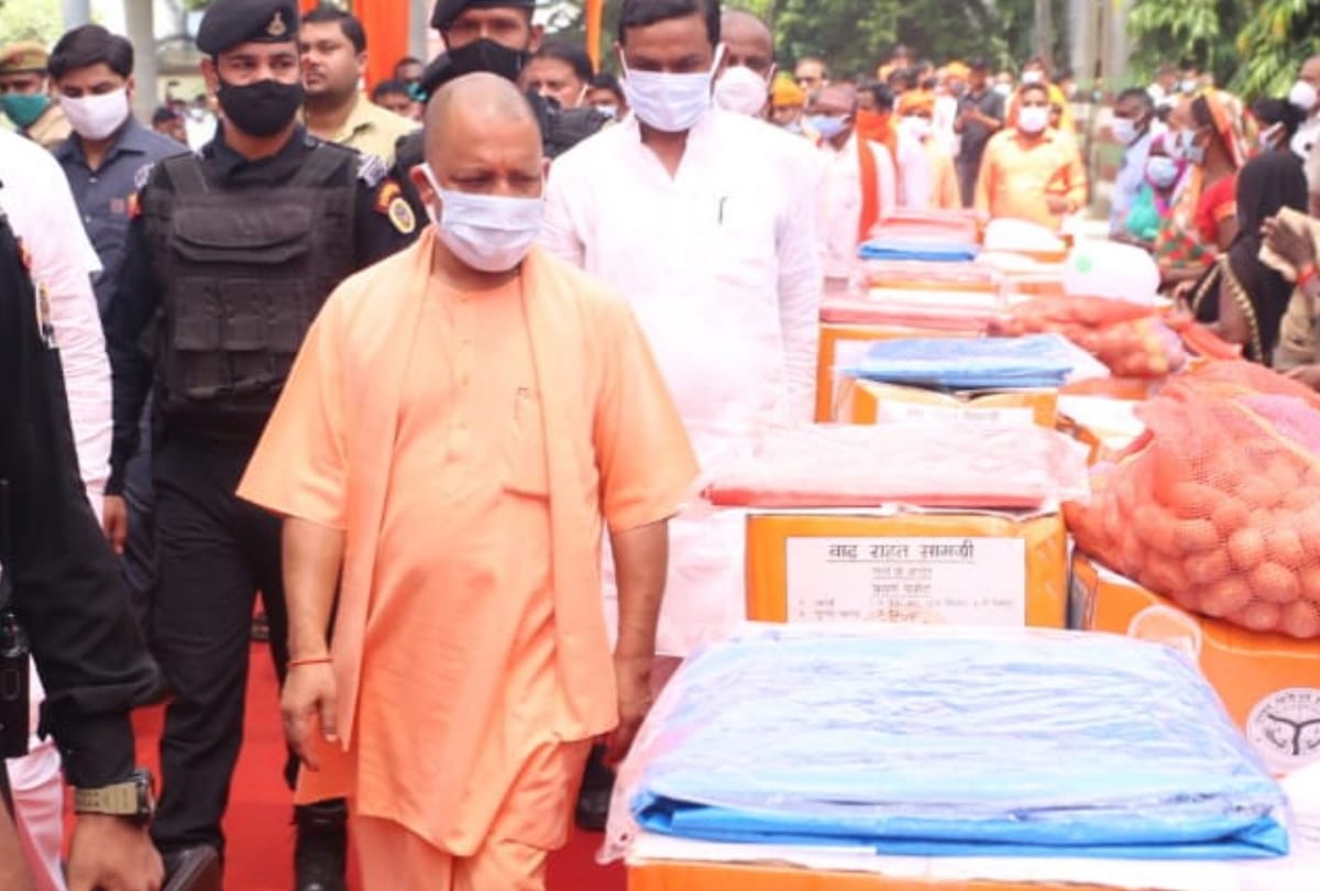 CM Yogi Adityanath shared pain by meeting of flood affected people in Gorakhpur